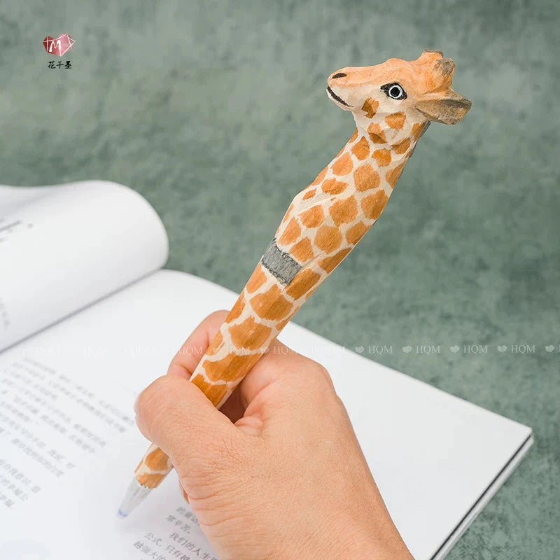 Stylo en bois sculpté à la main – Animaux cartoon mignons