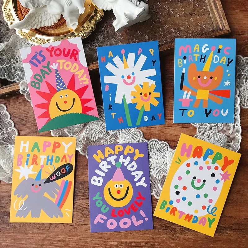 Carte de vœux – anniversaire, style dessin à la main et doodle