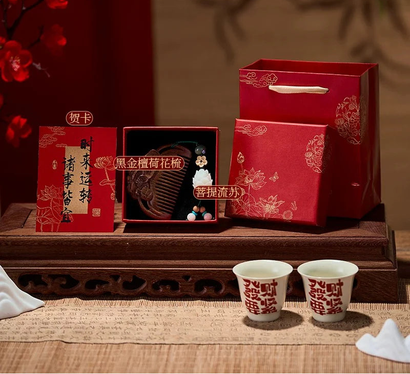 Peigne en bois – coffret cadeau “paix, bonheur et porte-bonheur”