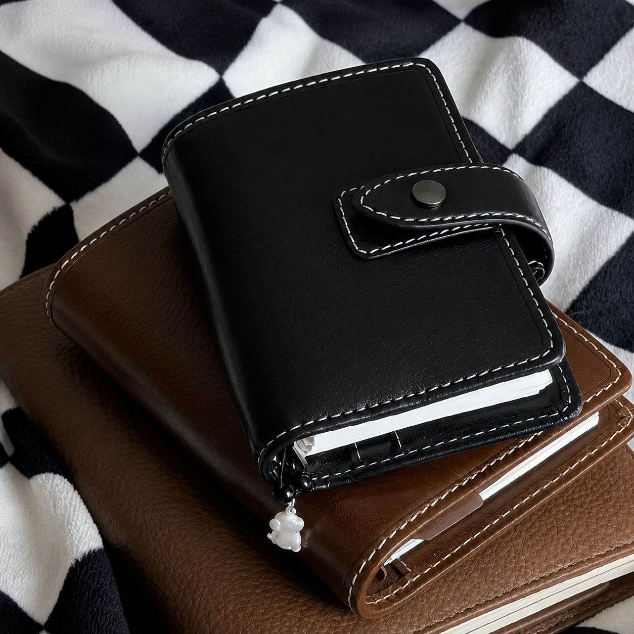 Carnet à anneaux – couverture en cuir avec bouton, style rétro
