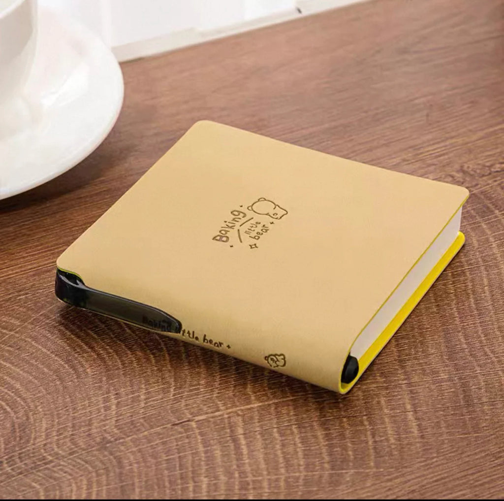 Carnet de poche Ourson pâtissier – Pages vierges avec porte-stylo