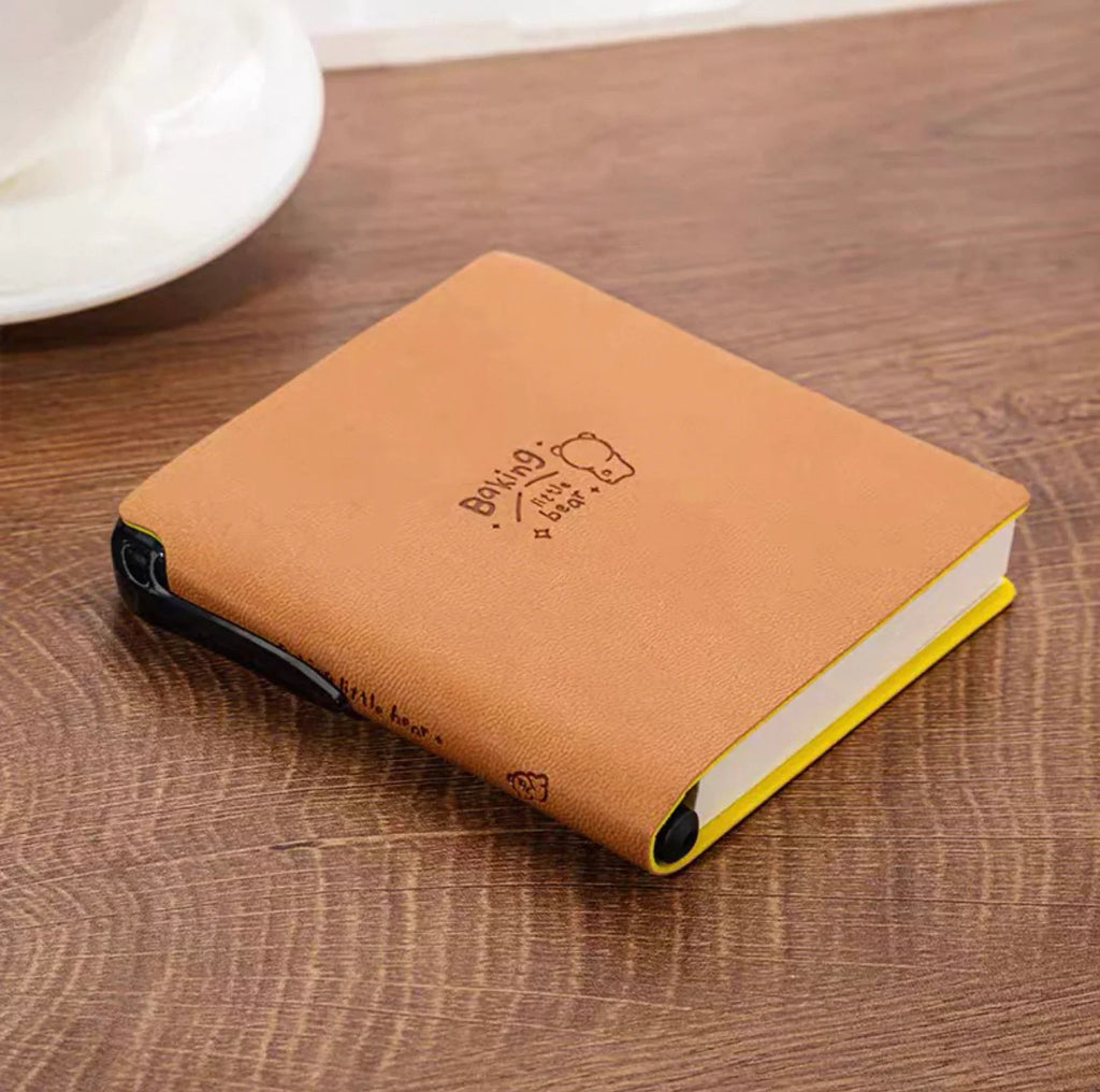 Carnet de poche Ourson pâtissier – Pages vierges avec porte-stylo