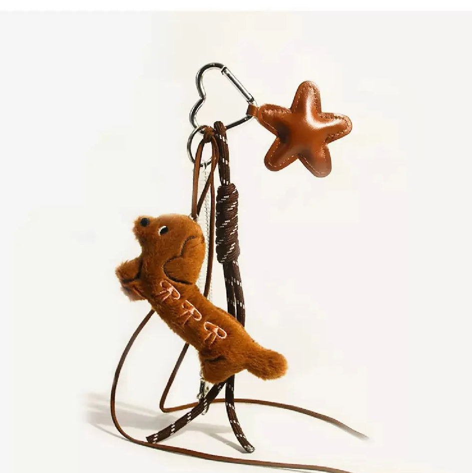 Pendentif pour sac – teckel mignon avec nœud papillon marron foncé