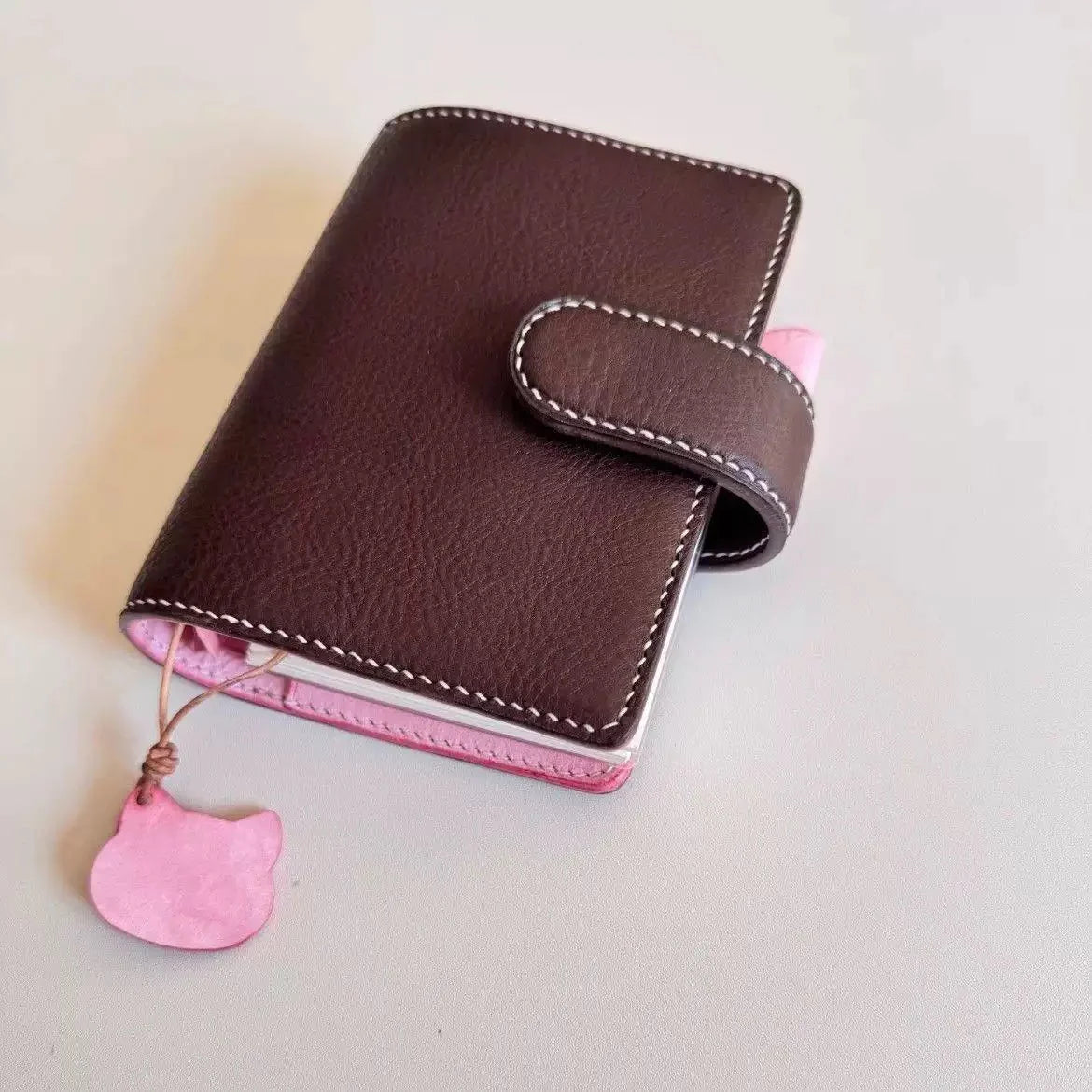Carnet à anneaux – couverture en cuir avec bouton, style rétro