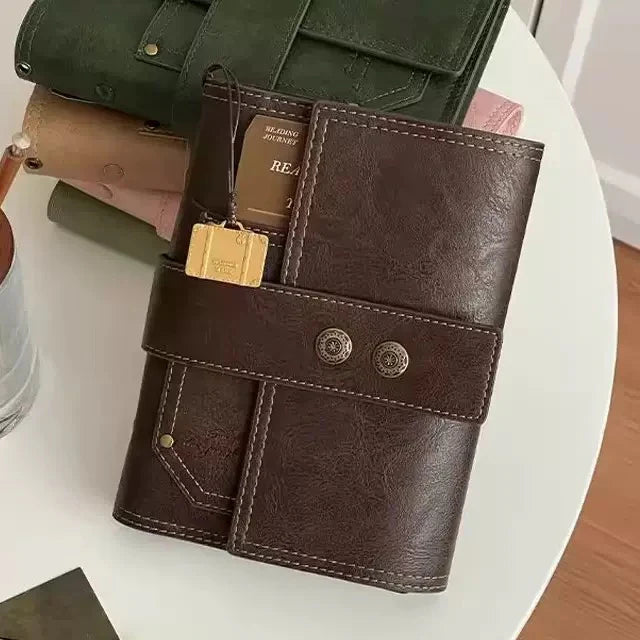 Carnet à anneaux – couverture en cuir avec bouton, style rétro
