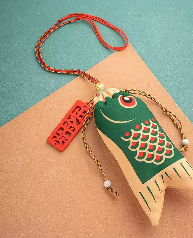Pendentif porte-bonheur – carpe koï “sécurité et paix”, sachet de charbon parfumé