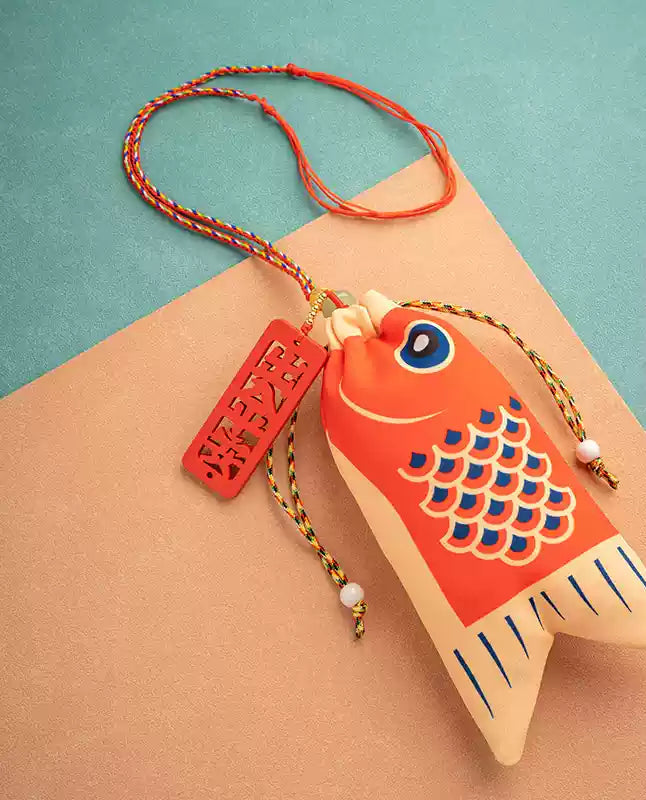 Pendentif porte-bonheur – carpe koï “sécurité et paix”, sachet de charbon parfumé