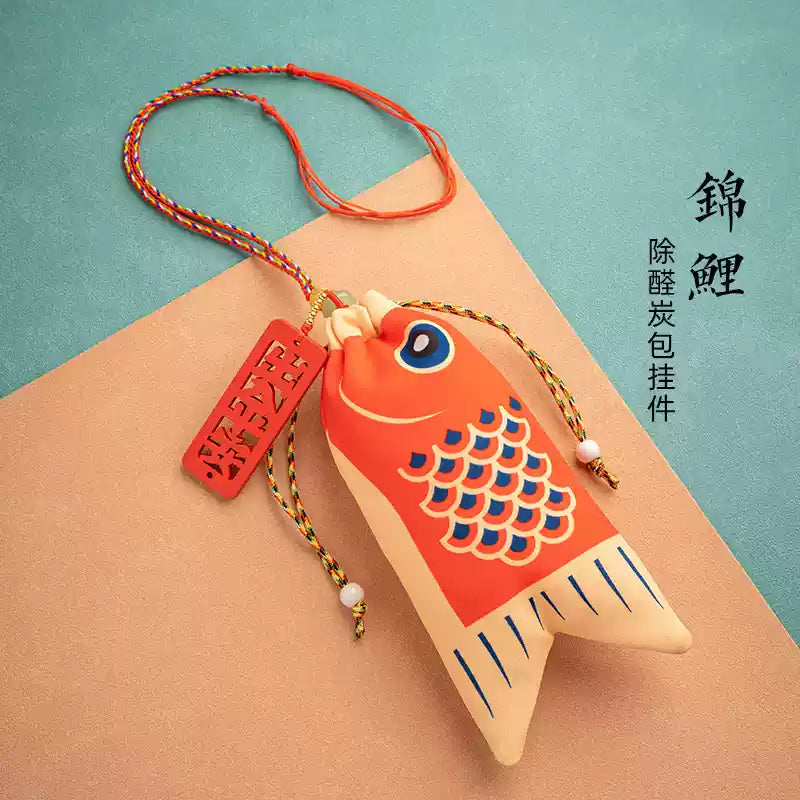 Pendentif porte-bonheur – carpe koï “sécurité et paix”, sachet de charbon parfumé