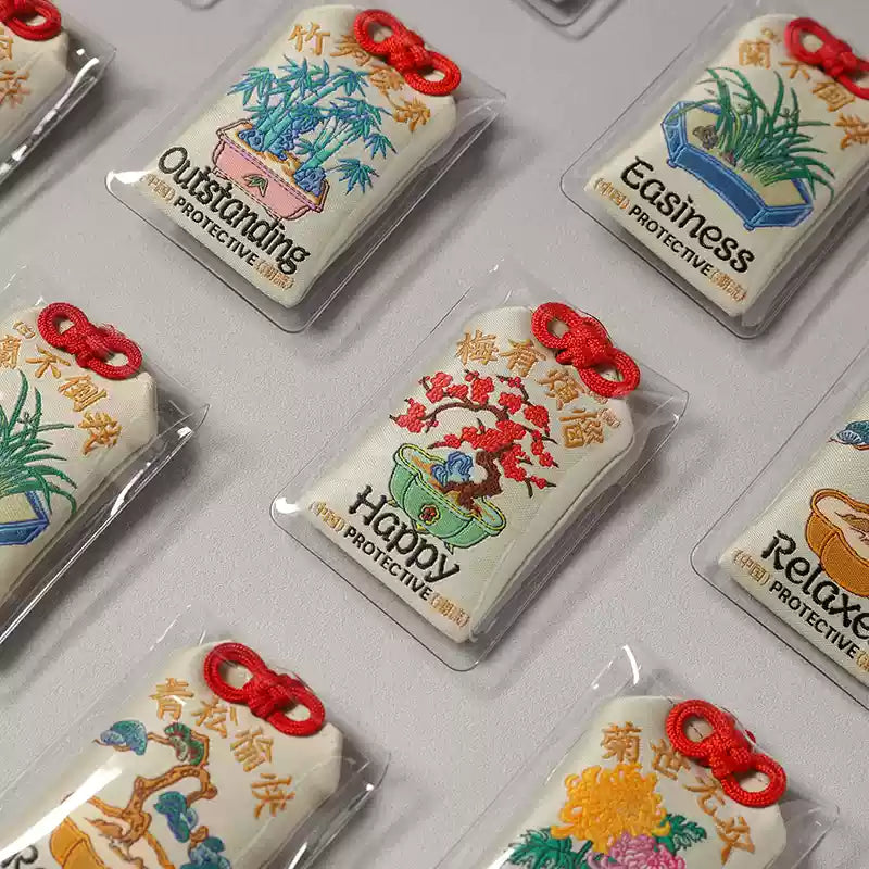 Pendentif porte-bonheur – “Quatre symboles”, amulette des cinq plantes nobles (prunier, orchidée, bambou, chrysanthème, pin)