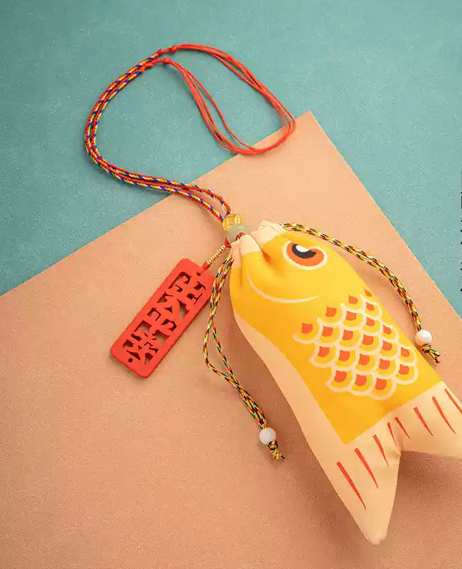 Pendentif porte-bonheur – carpe koï “sécurité et paix”, sachet de charbon parfumé